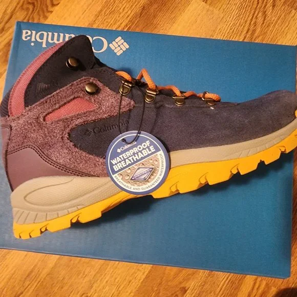 NWT Columbia Hiking Boots - Picture 2 of 3